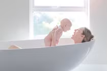 Khó chịu vì phải kiêng tắm sau sinh