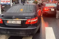 Công an xác minh vụ 2 xe Mercedes cùng biển số ở Hà Nội