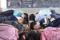 Đi vệ sinh trong giờ ngủ trưa, học sinh bị phạt nặng