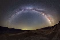 Ngoạn mục ảnh thiên hà Milky Way hóa vòng cung tròn trĩnh
