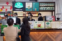 Kiosk Phúc Long được bố trí rộng rãi để khách hàng thuận tiện mua đồ uống khi sau khi mua sắm. Trong 2 tuần đầu khai trương, Phúc Long tặng túi tote đến khách hàng có hóa đơn từ 120.000đ, tặng giá đỡ điện thoại đến khách hàng mua ly size vừa bất kỳ và tặn