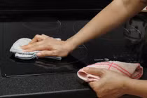 Mặt bếp từ xước vì dùng nùi sắt làm sạch