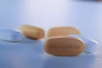 Cho phép điều trị thuốc molnupiravir cho bệnh nhân COVID-19 tại nhà