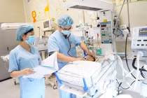 Chạy ECMO + 2 lần mổ cứu trẻ có dạ dày, lá lách nằm trên lồng ngực