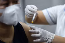 Quảng Trị chưa tiêm 200.000 liều vaccine vì thiếu giấy xuất xưởng