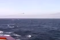 Su-24M Nga một lần nữa bay sát khu trục hạm Mỹ Donald Cook trên Biển Đen.