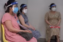 Bệnh viện Hùng Vương TPHCM tiêm văcxin ngừa Covid-19 cho sản phụ