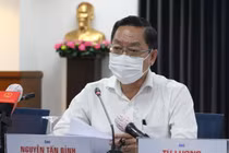 Bé trai một tuổi mắc COVID-19 được người thân đưa đi chơi nhiều nơi