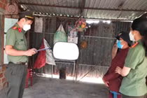 Cơ quan An ninh điều tra Công an tỉnh Bình Định thực hiện lệnh bắt tạm giam đối với bị can Trần Thị Kim Hoa.