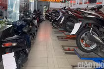 Ngay từ sáng sớm, rất đông xe đã xếp hàng tại đại lý Honda trên địa bàn quận Nam Từ Liêm để chờ được bảo dưỡng, sửa chữa.