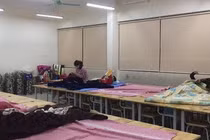 'Đêm bão táp' của gia đình có con nhỏ đi cách ly