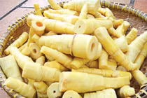 Luộc măng cùng rau ngót loại độc tố