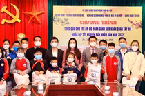 Ông Đỗ Vinh Quang, thành viên HĐQT T&T Group, Chủ tịch CLB Bóng đá Hà Nội cùng Ban Tổ chức trao quà tặng các em có hoàn cảnh khó khăn quận Tây Hồ, Hà Nội.