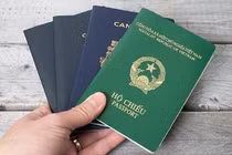 Từ nay đến ngày 1/7, cơ quan công an chỉ cấp phát hộ chiếu phổ thông mẫu cũ cho công dân trong trường hợp cần thiết