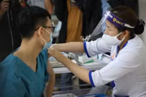 Vắc-xin ngừa COVID-19 không an toàn 100% với đại dịch