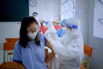 Học sinh trường THPT Lương Thế Vinh (quận 1, TPHCM) được tiêm vaccine Covid-19. Ảnh: HCDC.