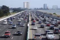 Kinh nghiệm giữ xe ô tô ở chính giữa làn đường cho người mới