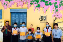 Chương trình trao học bổng diễn ra tại cà phê Ông Bầu, 635 Điện Biên Phủ, phường 25, quận Bình Thạnh và J3 Bửu Long, phường 15, quận 10, TPHCM.