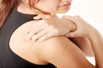 Cứng khớp vai: Nguyên nhân và cách cải thiện tại nhà