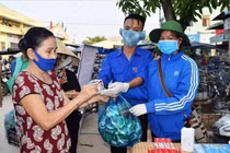 Đổi lon bia, thùng giấy lấy nước sát khuẩn