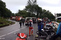 Xe khách rơi trên đèo Hải Vân, 21 sinh viên bị nạn