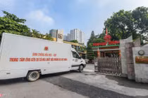 Dàn xe quân đội đến Rạng Đông tẩy độc
