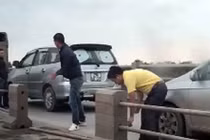 Kết đắng cho tài xế tự tháo dải phân cách trên cầu Thanh Trì