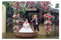Miền Trung mưa lũ, rước dâu bằng thuyền thúng độc lạ khiến dân mạng trầm trồ