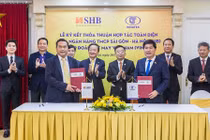 Ông Võ Đức Tiến, Phó Chủ tịch HĐQT phụ trách điều hành SHB và ông Cao Hữu Hiếu, Tổng Giám đốc VINATEX trao thỏa thuận hợp tác trước sự chứng kiến của Lãnh đạo cấp cao 2 bên.