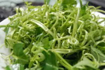 Ăn rau muống chưa chín sẽ bị xơ gan?