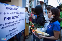 Công sức chống dịch ‘đổ sông đổ biển’ khi người dân chen lễ phủ Tây Hồ
