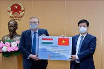 Tiếp nhận 100.000 liều vắc xin và 100.000 kit xét nghiệm nhanh của Chính phủ Hungary