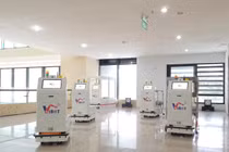 Robot “giao liên” trong khu cách ly Covid-19