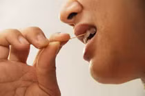 Những thói quen tưởng tốt mà có hại của người Việt, kỳ 2: Hỏng răng vì ngậm tăm, xỉa răng