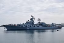 Sốc: Tuần dương hạm tên lửa Moscow cháy dữ dội, soái hạm Hạm đội Biển Đen đã chìm?
