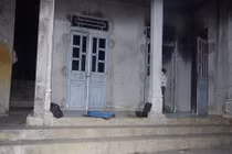 Ngôi nhà bị Nga đột nhập vào phóng hỏa đốt đồ đạc.