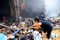 Tan hoang khu chợ lớn nhất Đông Anh, điêu đứng nhìn tài sản bị thiêu rụi