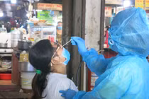 TPHCM: 100 tiểu thương chợ Xóm Chiếu (quận 4) lấy mẫu xét nghiệm giám sát Covid-19