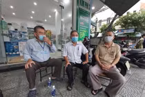 Tổ trưởng Tổ dân phố 35 và Bí thư Chi bộ khu dân cư Hoà Phú 5 cùng người dân trao đổi việc hỗ trợ quà. 