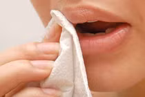 Đừng bao giờ dùng giấy vệ sinh lau miệng