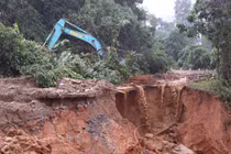 Giao thông qua Quảng Bình, Quảng Trị bị chia cắt