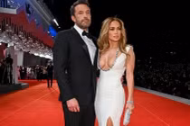 Jennifer Lopez tiết lộ màn cầu hôn bất ngờ của Ben Affleck