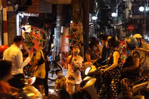 Phố Hàng Mã bất ngờ tấp nập trong đêm trước Trung thu