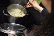 Luộc măng nhiều lần để loại chất độc