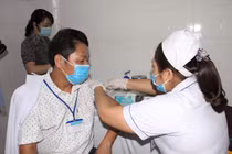 Lực lượng tuyến đầu tại Đắk Lắk được tiêm vắc xin phòng Covid-19. Ảnh minh họa.