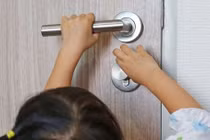 Kẹp tay vì đóng sập cửa