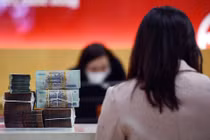 Người dân ít gửi tiền ngân hàng