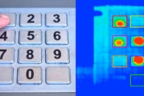 Các nút kim loại trên bàn phím cây ATM có tác dụng gì?