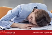 Sự thật việc nằm xem tivi, uống rượu dễ ngủ hơn
