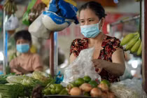 Nhiều chợ ở TP.HCM đóng cửa khiến giá rau tăng cao, hàng thịt ế ẩm